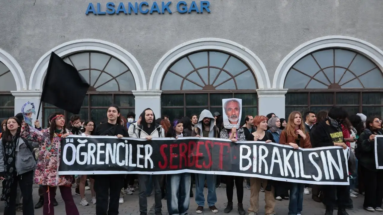 İzmir'de 1 Mayıs'ta Öğrencilerden Gözaltılara Tepki: 'Geleceğimizi Elimizden Aldılar'